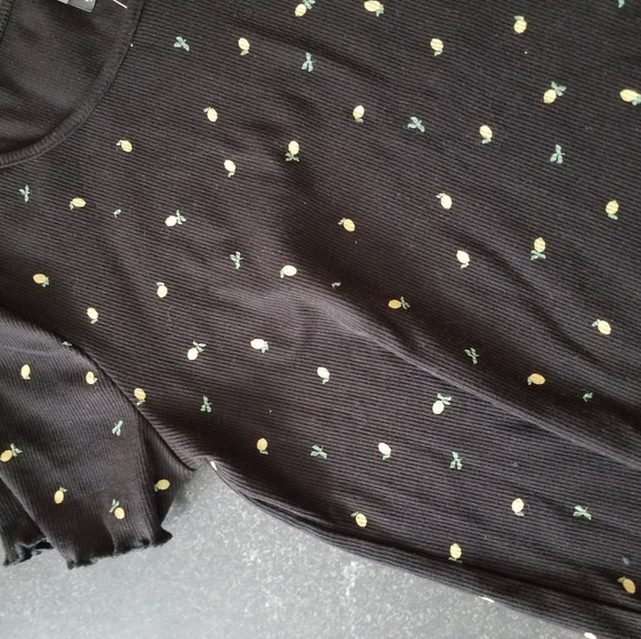 NWT  from Francesca's, ALYA ruffle edge ss shirt - Picture 4 of 4